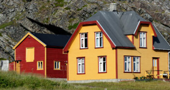 “Immobilien in Norwegen: warum kaufen immer mehr Deutsche ein kleines Haus am Meer?”