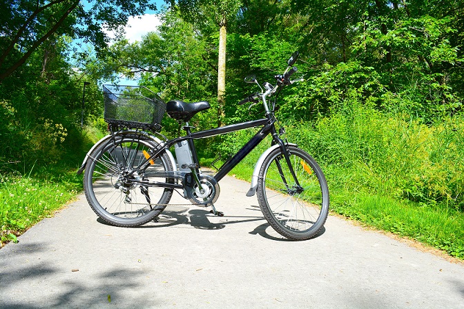 Diese Form der Fortbewegung ist ganz besonders klimafreundlich. So entstehen durch den Motor kaum bis keine Emissionen und er fährt besonders leise. (#07)