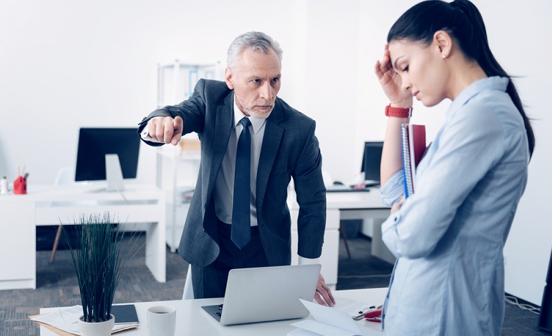 Ist der Vertrag für das Arbeitgeberdarlehen erst einmal schriftlich geschlossen, geht hoffentlich alles seinen Gang. Der Arbeitnehmer zahlt den geliehenen Betrag zurück, er muss den geldwerten Vorteil versteuern und folgt ansonsten den festgelegten Konditionen. ( Foto: Shutterstock-Dmytro Zinkevych )