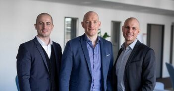 InnoCigs Geschäftsführung: Dustin Dahlmann (CFO), Dennis Dahlmann (CEO) und Henning Sievers (CSO) (Foto: InnoCigs)