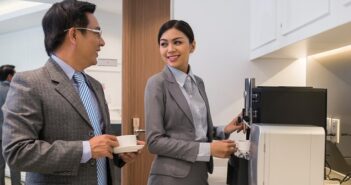 Kaffee + Mitarbeiter: 5 Gründe, warum der Gratis-Kaffee Höchstleistung hervorzaubert (Foto: Shutterstock-Dragon Images )