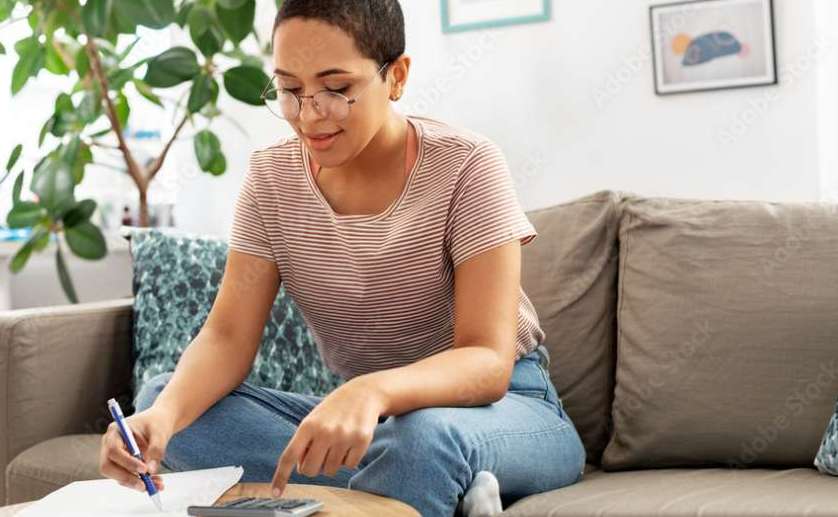 Arbeitnehmer werden in die Steuerklasse seitens des Finanzamts eingruppiert, allerdings ist es für manche Berufstätige auch möglich, die Steuerklasse selbst zu bestimmen. ( Lizenzdoku: Adobe Stock- Syda Productions )