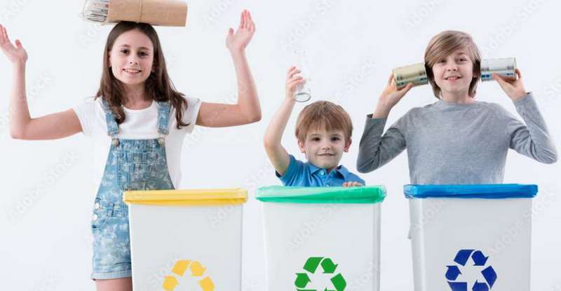 Bereits im Kindesalter bekomme die Kleinen beigebracht was Mülltrennung bedeutet ( Lizenzdoku: Adobe Stock-Photographee.eu )