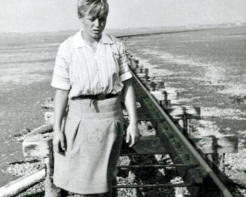 Beate mit ca. 13 Jahren als Schülerin der „Schule am Meer“ (Foto: Unknown author, Public domain, via Wikimedia Commons)