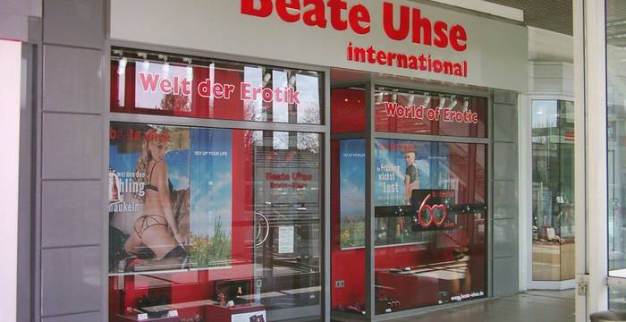 Der Erfolg gibt Beate Uhse Recht: Ihre Sexshops kommen an und der Umsatz steigt. (Foto: GeorgHH, Public domain, via Wikimedia Commons)