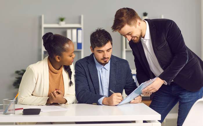 Arbeitsverträge werden mit flexiblen Laufzeiten geschlossen ( Foto: Adobe Stock - Studio Romantic )