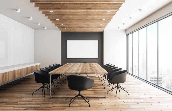 Abteilungsgrenzen gelten nicht, wenn sich alle in einem modern ausgestatteten Meetingraum treffen. ( Foto: Adobe Stock-Who is Danny )