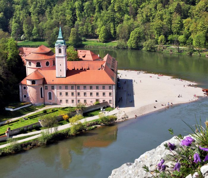 Das Kloster Weltenburg ist ein Juwel inmitten des malerischen Donaudurchbruchs und ein absolutes Highlight für Bierliebhaber und Feinschmecker. (Foto: AdobeStock - MyWorld)