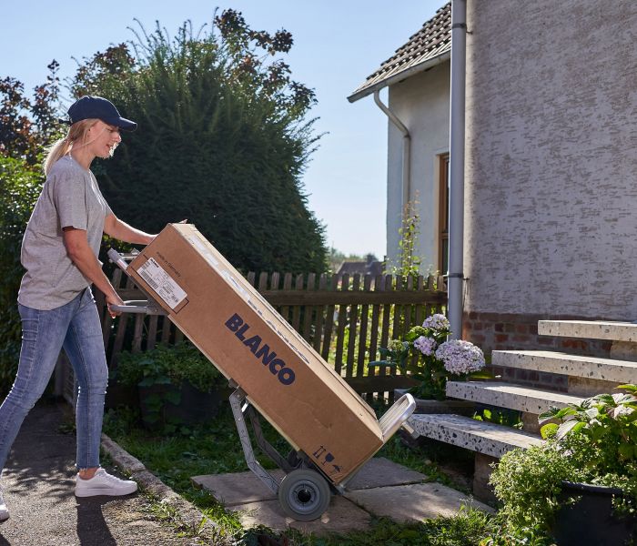 Ob Kartonagen, Getränkekisten oder Fässer: Die EXPRESSO Sackkarre ist seit 70 Jahren ein bewährtes Transportgerät in vielen Branchen. (Foto: EXPRESSO)