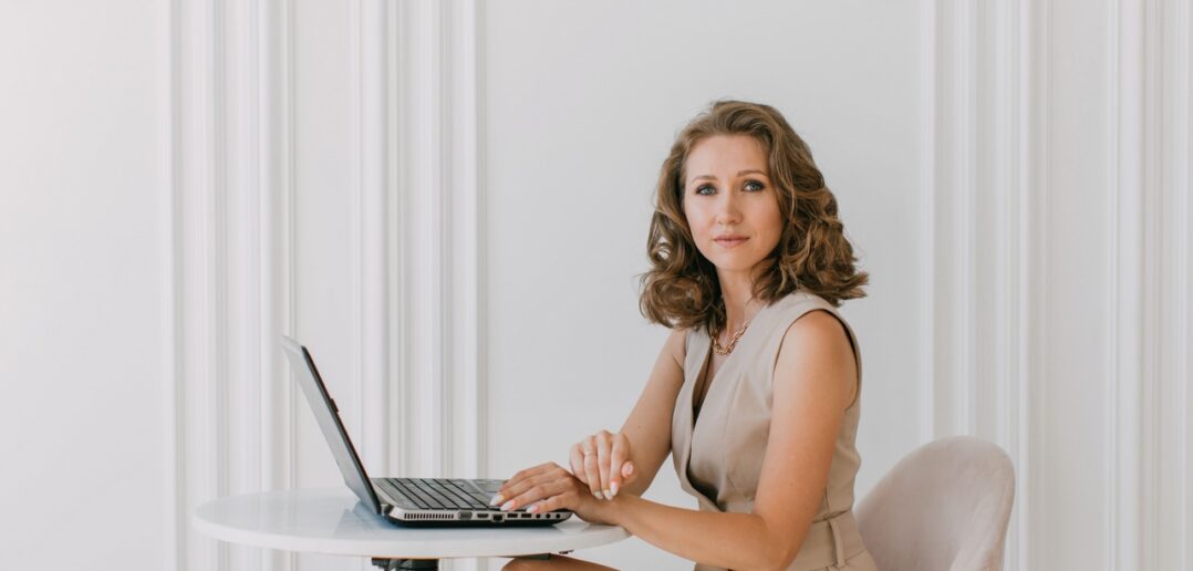 E-Mails nach Feierabend: Natali James und ihre strenge E-Mail-Politik sind Vorbild für Work-Life-Balance (Foto: AdobeStock - Artem Bruk 487539266)