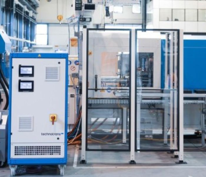 Im Zentrum des Messeauftritts steht eine Fertigungszelle (Foto: technotrans SE)