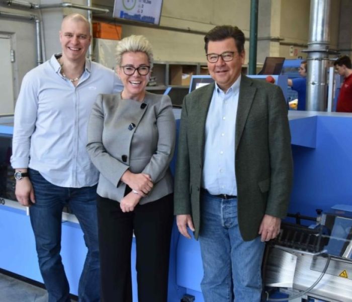 Von links: Stefan Riedl (Buchbindereileiter), Daniela Klampfer (Foto: Müller Martini AG)