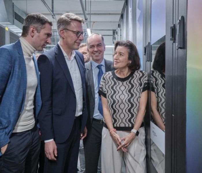 Dr. Michael Förtsch (links) und Dieter Kranzlmüller (2. von rechts) (Foto: Q.ANT GmbH)