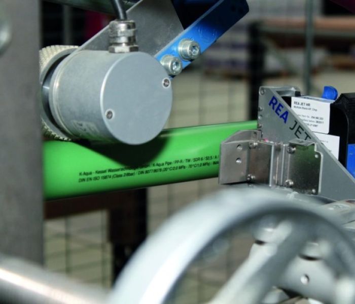 Kunststoffrohre beschriftet der Tintenstrahldrucker REA JET HR (Foto: REA Elektronik GmbH)