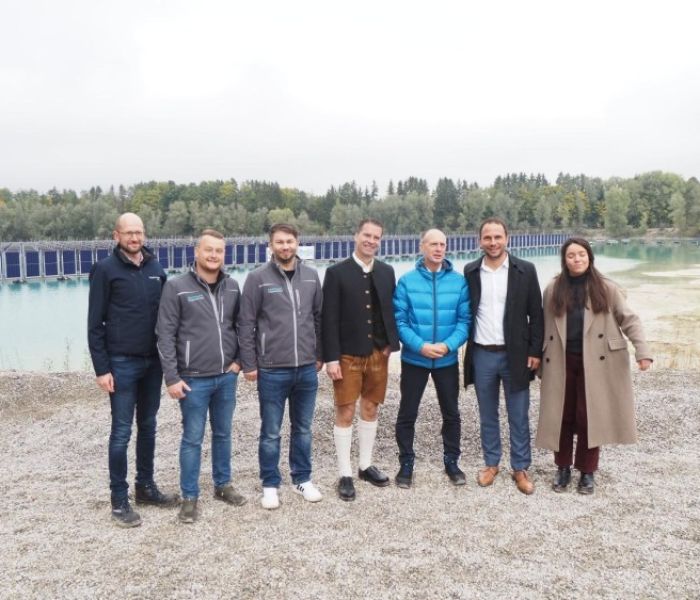 Herr Jais und Dr. Sinn mit Dr. Westphal und Team von der Bayernwerk AG (Foto: SINN Power GmbH)