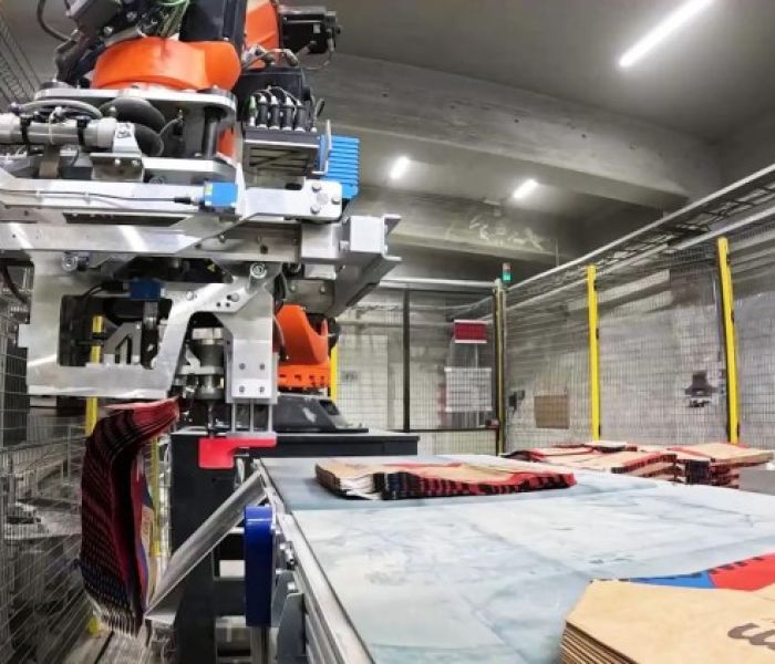 KOCH Roboter übergibt Leersackbündel vollautomatisch (Foto: KOCH Industrieanlagen GmbH)